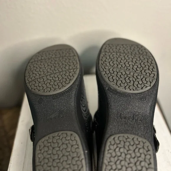 Dansko Black Embossed Leather Clogs Sz 39 EU 8.5-9 US - Picture 5 of 6